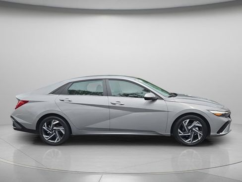 Used 2025 Hyundai Elantra Limited FWD image 9