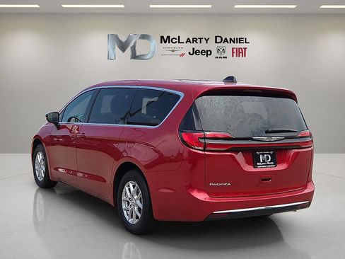 Used 2025 Chrysler Pacifica Select FWD image 5