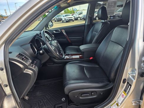 Used 2012 Toyota Highlander Limited w/ Tow Pkg image 4