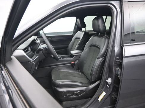 Used 2025 Jeep Grand Cherokee Altitude AWD/4WD image 20