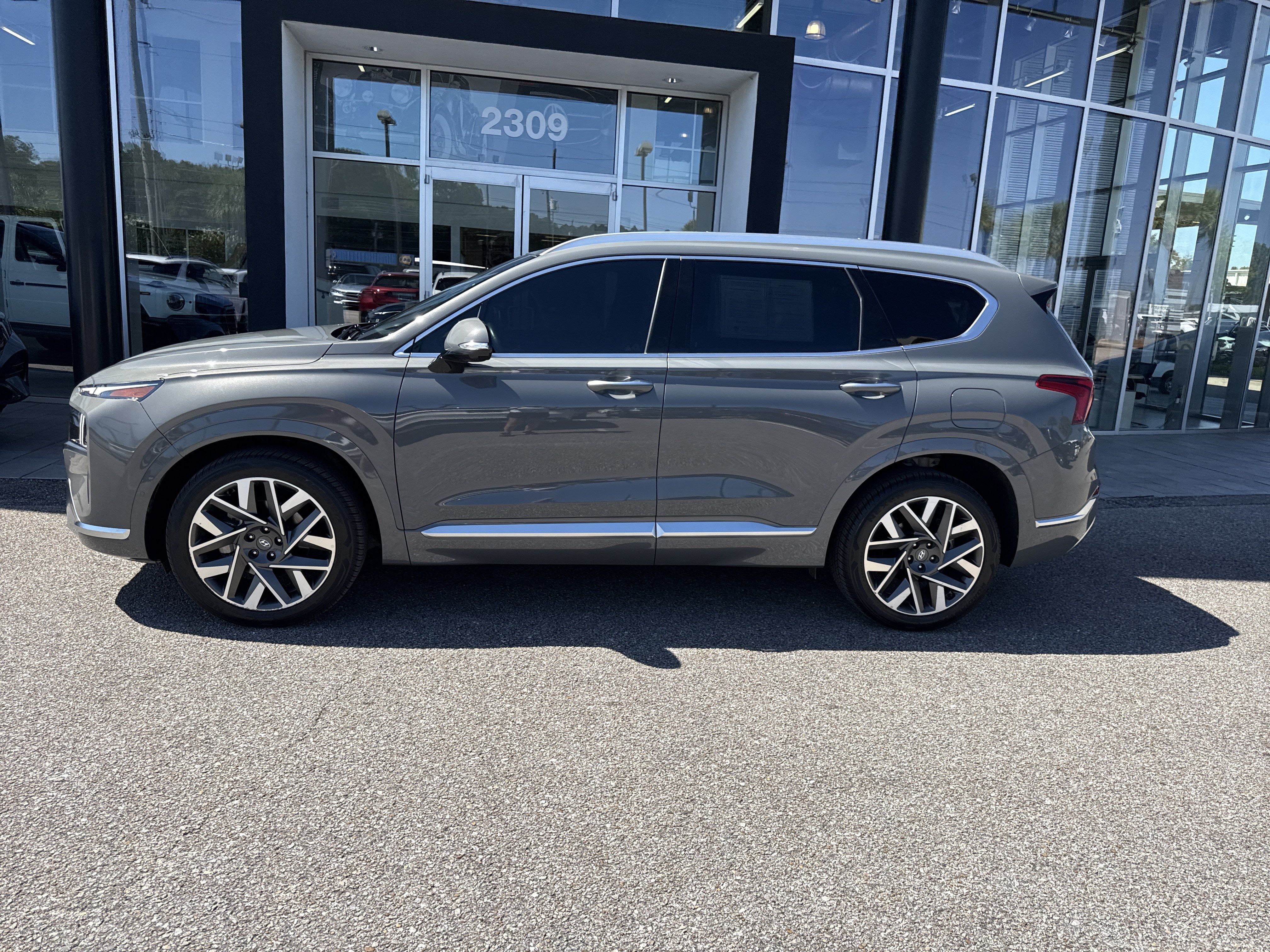 Used 2023 Hyundai Santa Fe Calligraphy FWD image 2