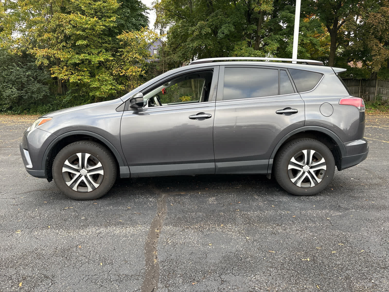 Used 2017 Toyota RAV4 LE AWD/4WD image 2