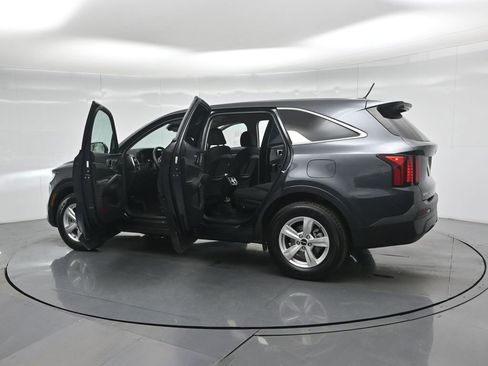 Used 2023 Kia Sorento LX image 37
