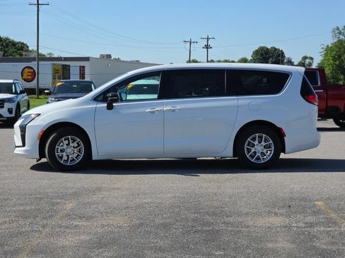New 2027 Chrysler Pacifica Select FWD image 4