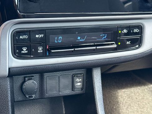 Used 2018 Toyota Corolla LE image 19