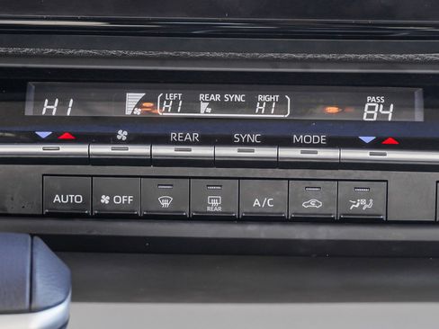 Used 2025 Toyota Sienna XLE image 37