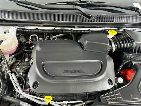 Used 2024 Chrysler Pacifica Touring-L FWD image 34