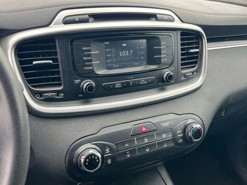 Used 2018 Kia Sorento LX AWD/4WD image 13