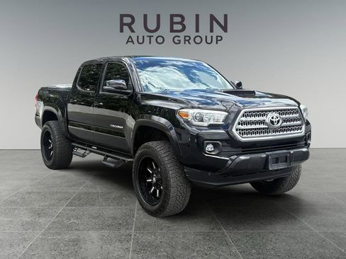 Used 2017 Toyota Tacoma TRD Sport AWD/4WD image 1