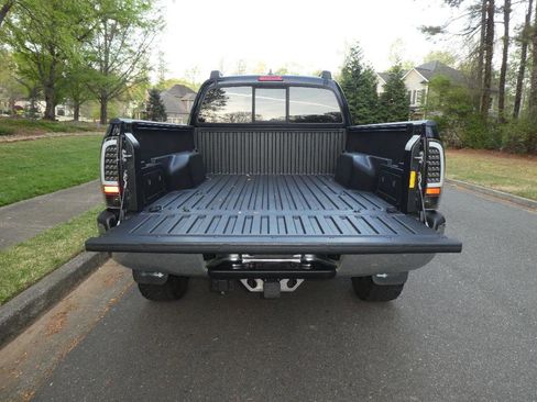 Used 2015 Toyota Tacoma w/ SR5 Package image 18