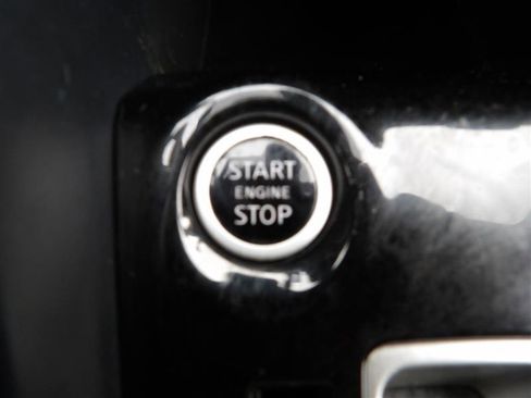 Used 2020 Nissan Versa SR w/ Convenience Package image 18