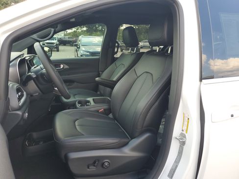 New 2026 Chrysler Pacifica Select image 10