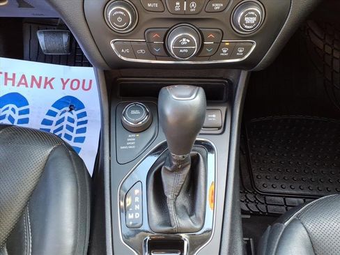 Used 2019 Jeep Cherokee Limited image 25