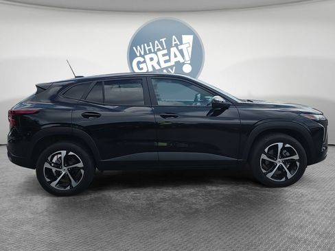 Used 2024 Chevrolet Trax RS w/ Driver Confidence Package FWD image 2
