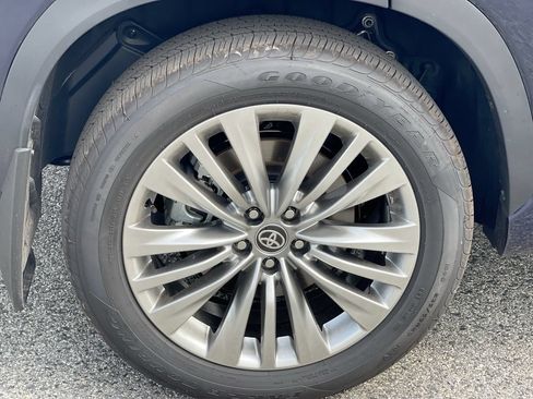 Used 2026 Toyota Highlander Platinum AWD/4WD image 16
