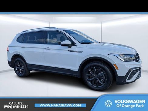 Certified 2024 Volkswagen Tiguan SE image 1