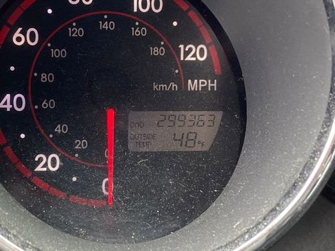 Used 2006 Pontiac Vibe w/ Sun And Sound Package FWD image 7