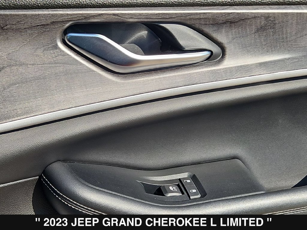 Used 2023 Jeep Grand Cherokee L Limited AWD/4WD image 33