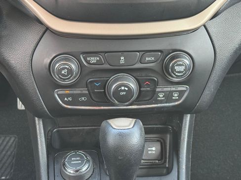 Used 2014 Jeep Cherokee Latitude AWD/4WD image 11