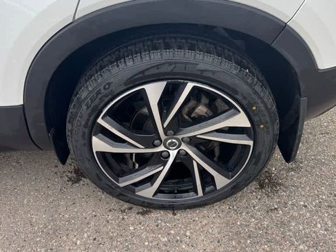 Used 2022 Volvo XC40 T5 R-Design w/ Advanced Package image 9