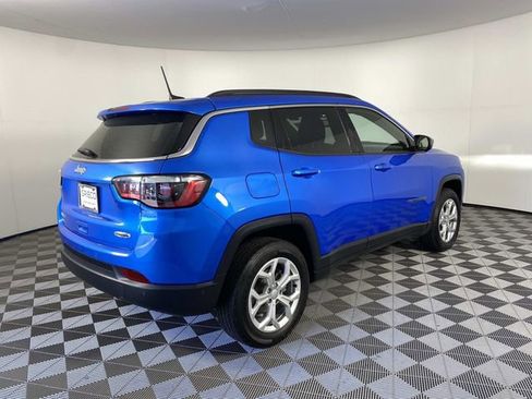 Used 2024 Jeep Compass Latitude w/ Convenience Group AWD/4WD image 9