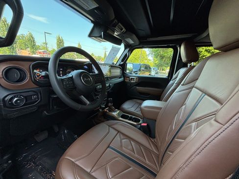 Used 2024 Jeep Wrangler Unlimited Rubicon w/ Technology Group AWD/4WD image 30