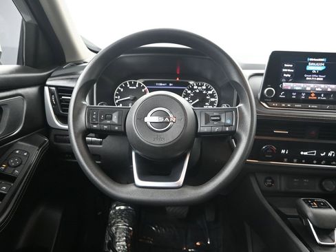 Used 2024 Nissan Rogue SV image 32