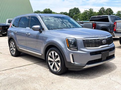 Used 2020 Kia Telluride S w/ S 8 Passenger Seating Package AWD/4WD image 2