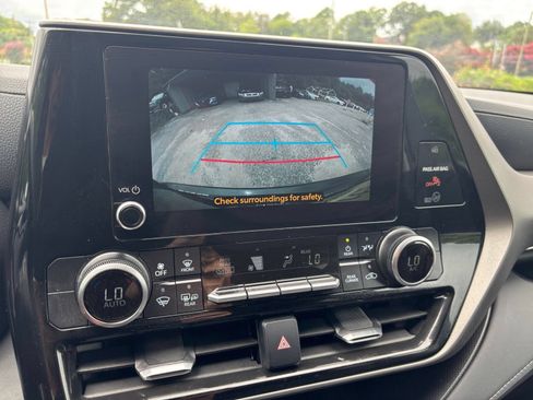 Used 2025 Toyota Highlander LE FWD image 17