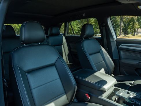 Used 2023 Volkswagen Atlas Cross Sport SE w/ Panoramic Sunroof Package FWD image 19