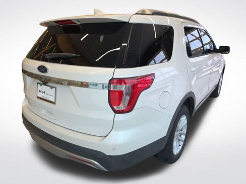 Used 2017 Ford Explorer XLT w/ Equipment Group 202A FWD image 7