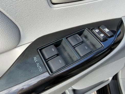 Used 2014 Toyota Sienna L image 28