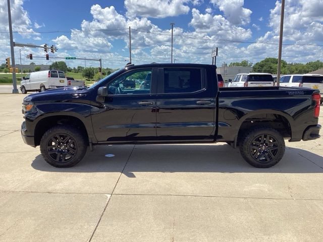 Used 2023 Chevrolet Silverado 1500 Custom Trail Boss w/ Midnight Edition AWD/4WD image 2