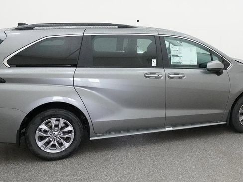 New 2026 Toyota Sienna XLE FWD image 6