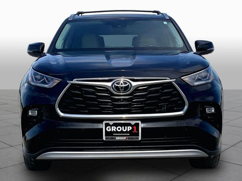Used 2021 Toyota Highlander Platinum FWD image 4