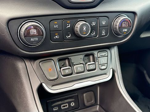 Used 2020 GMC Terrain SLT w/ Preferred Package AWD/4WD image 17