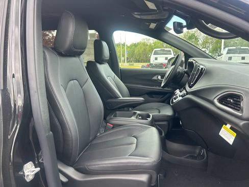 New 2026 Chrysler Pacifica Select AWD/4WD image 8
