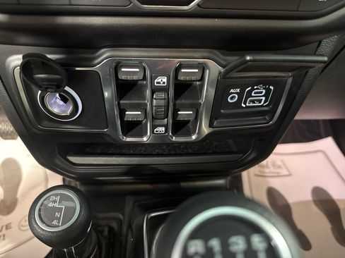 Used 2020 Jeep Wrangler Unlimited Sahara AWD/4WD image 30