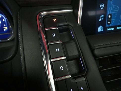 Used 2022 Chevrolet Tahoe Z71 w/ Luxury Package image 22