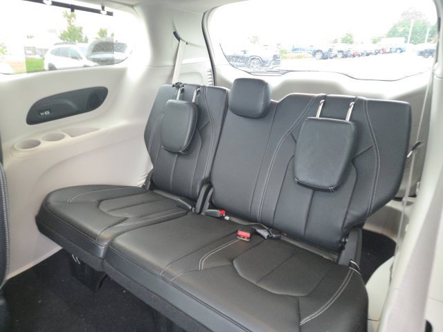 Used 2022 Chrysler Pacifica Touring-L w/ Uconnect Theater Family Group AWD/4WD image 12