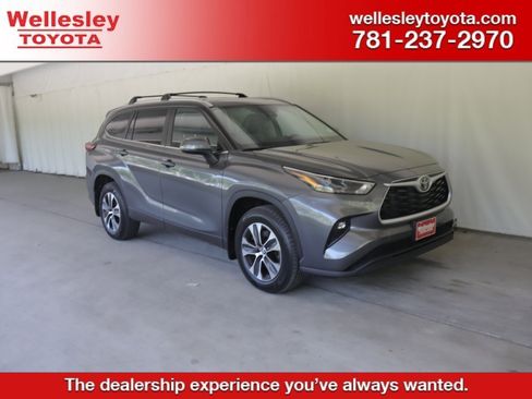 Used 2023 Toyota Highlander XLE AWD/4WD image 1