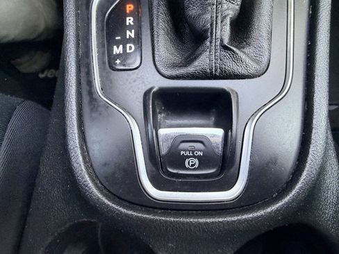 Used 2019 Jeep Cherokee Latitude Plus w/ Cold Weather Group AWD/4WD image 8