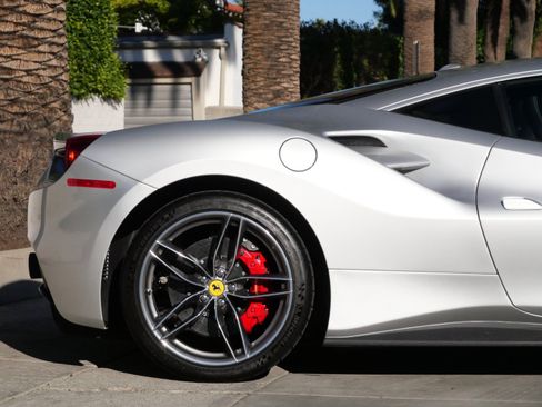 Used 2018 Ferrari 488 GTB image 5