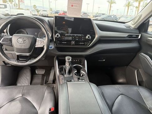 Certified 2021 Toyota Highlander Limited FWD image 14