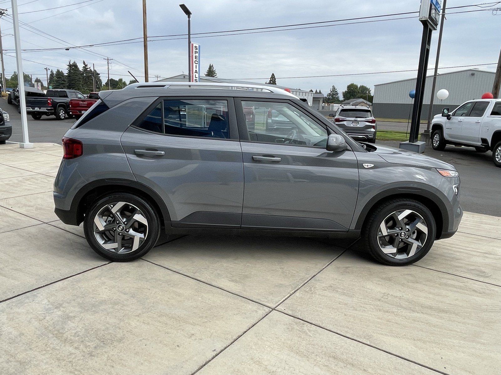Used 2023 Hyundai Venue SEL FWD image 6