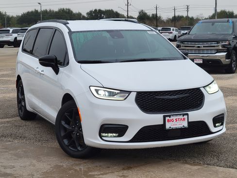 New 2026 Chrysler Pacifica Select image 2