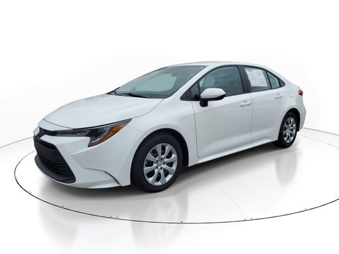 Used 2025 Toyota Corolla LE FWD image 3
