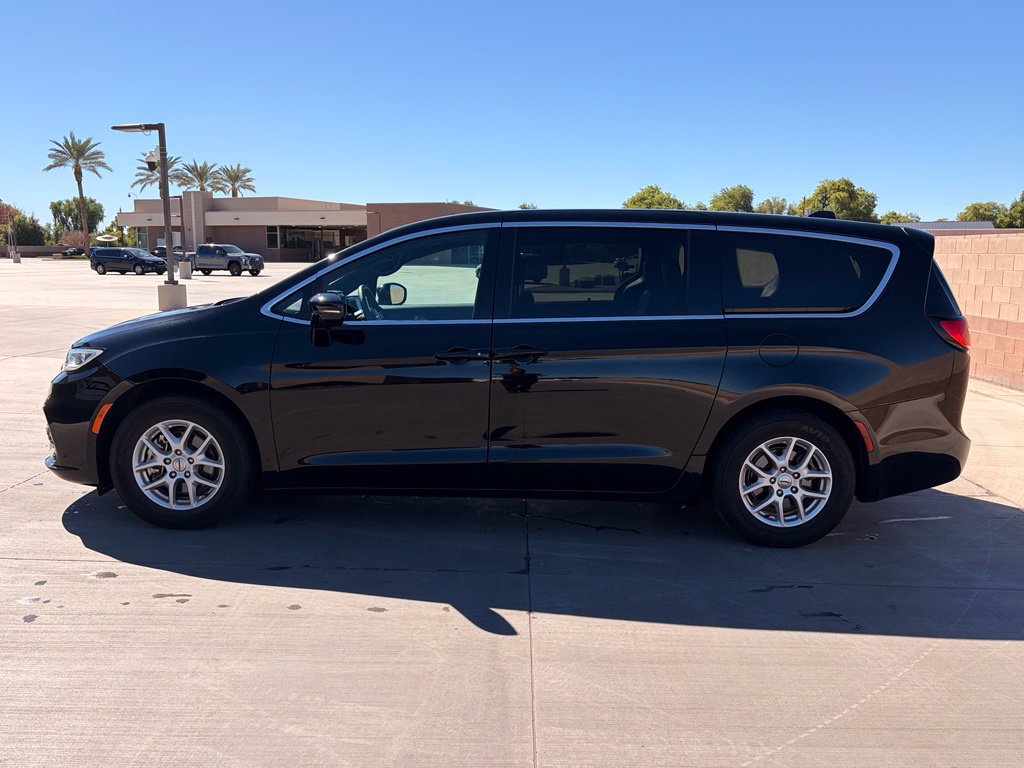 Certified 2025 Chrysler Pacifica Select FWD image 10