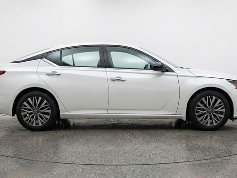 Used 2025 Nissan Altima 2.5 SV image 11