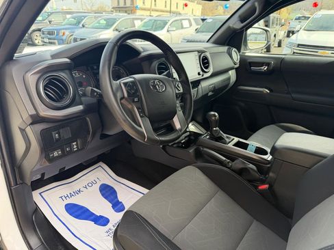 Used 2022 Toyota Tacoma TRD Off-Road image 10